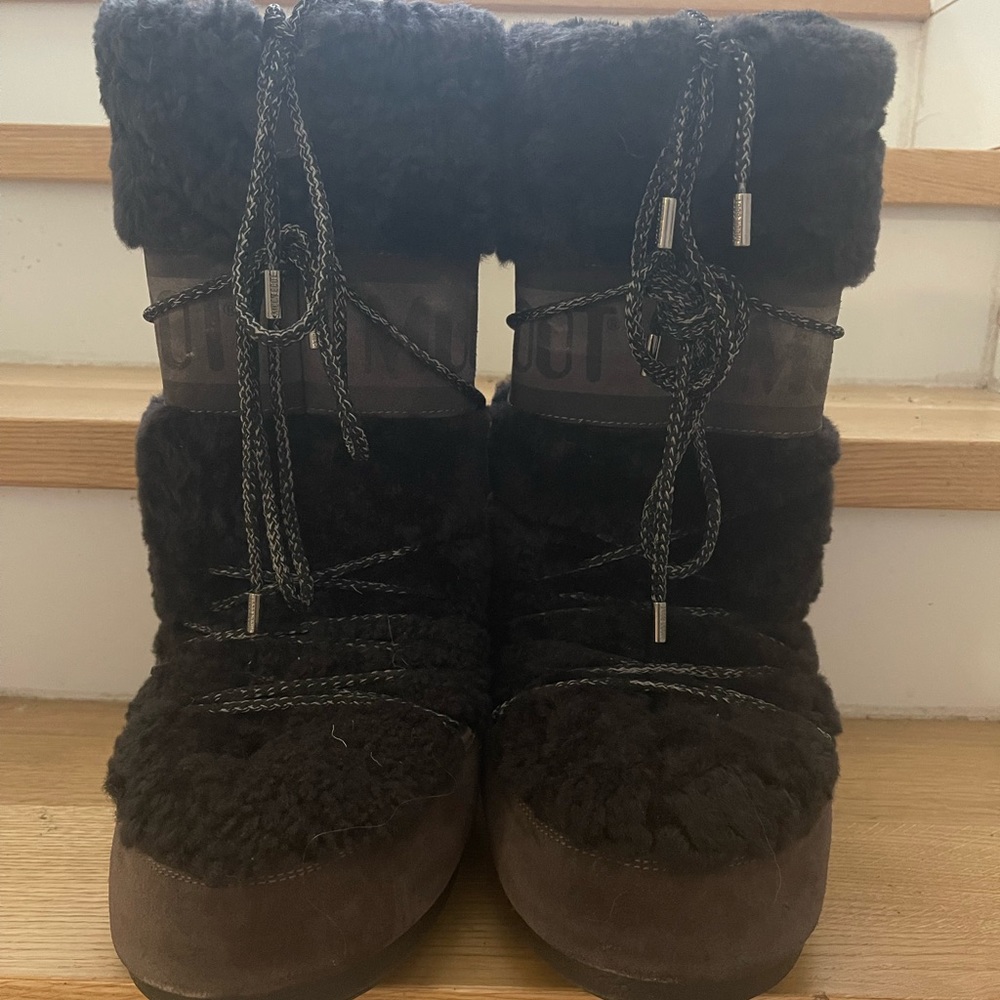 Black faux fur moon boot snow boot